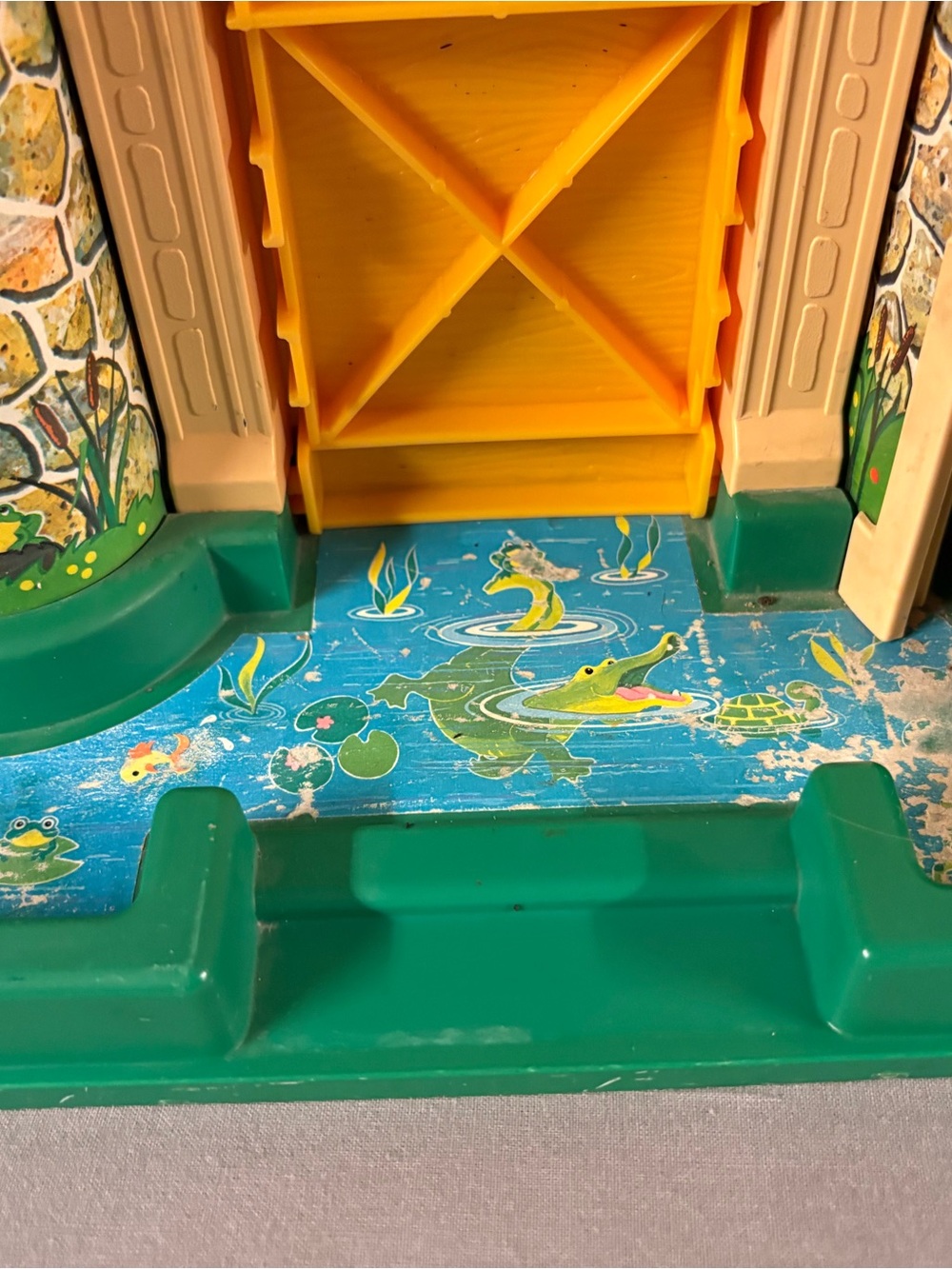 Fisher-Price Vintage Play Castle Playset with 3 Knight Action Figures - Picture 4 of 12